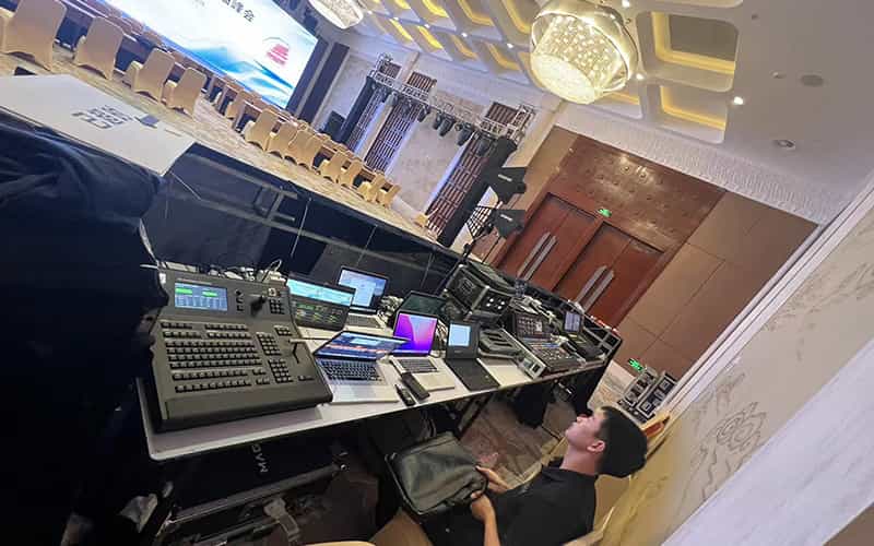 廣告物料制作會(huì)場(chǎng)布景舞臺(tái)搭建展位搭建舞臺(tái)燈光設(shè)備演藝音響高清LED屏 廣告物料制作會(huì)場(chǎng)布景舞臺(tái)搭建展位搭建舞臺(tái)燈光設(shè)備演藝音響高清LED屏